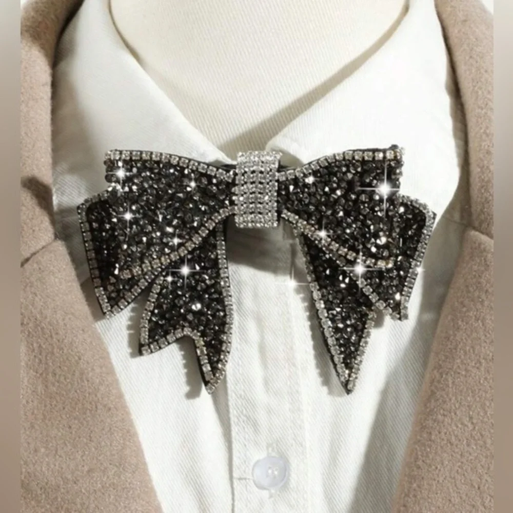 ✨NEW✨ 💋 Sparkling Rhinestone Bow Brooch